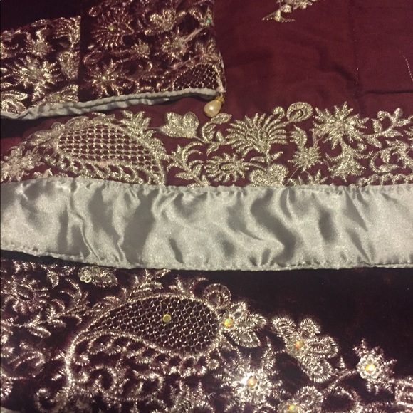 Pakistani women embroidered velvet shawl - Picture 5 of 5